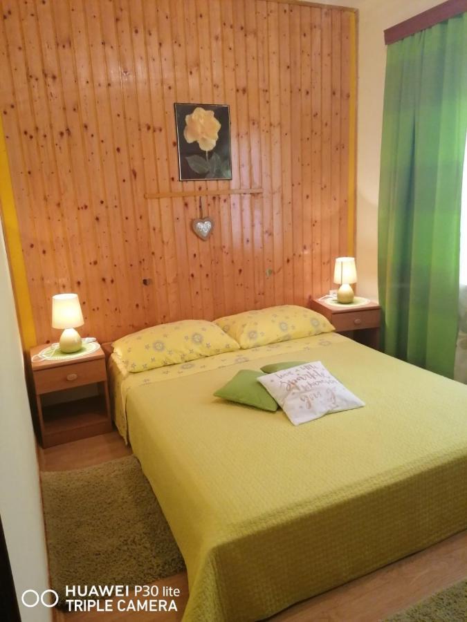 Apartmani Zute Račišće Exteriör bild